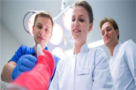 愛手術(shù)、愛開藥的德國醫(yī)生